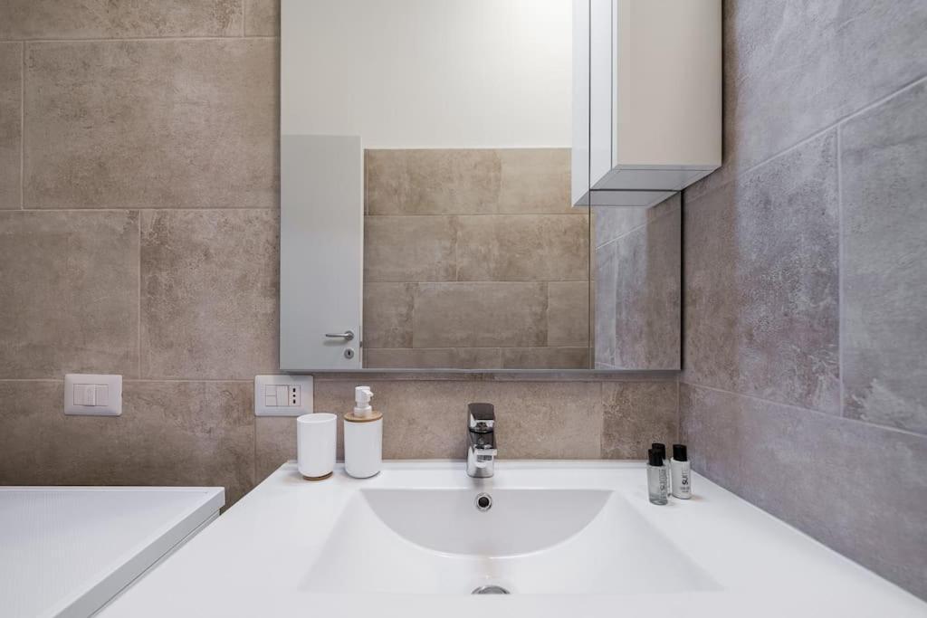 Linate Airport Elegant Suite,Tram 1 Minute Away Milão Exterior foto